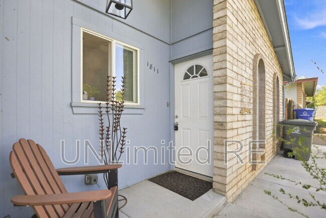 Building Photo - 1811 N Meadow Lark Dr