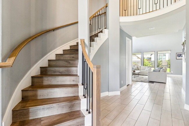 Building Photo - "Spacious 5-Bed Oasis with 4.5 Baths – You...