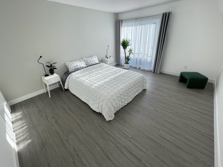 HUGE master suite, with beautiful morning light - 9047 Langdon Ave