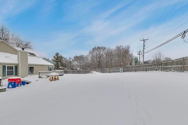 Building Photo - 9 Monroe Ct