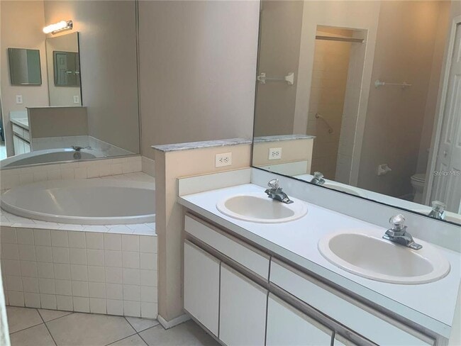 Building Photo - 1705 Chatham Cir