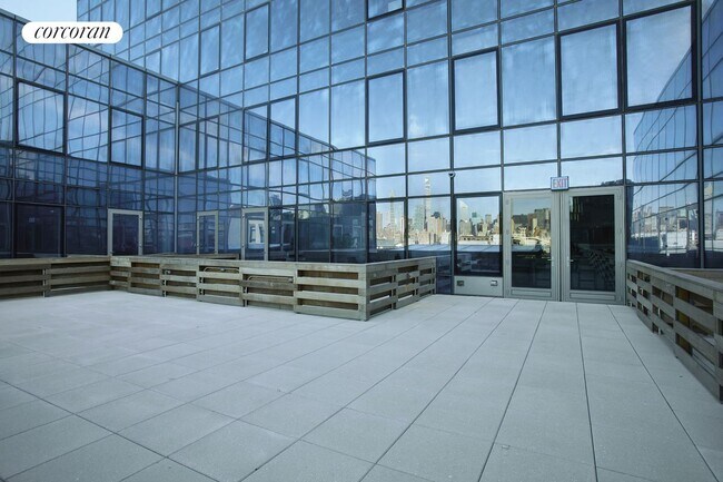 Building Photo - 3 Ct Square W