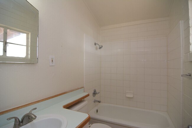 Building Photo - Charming 2 Bedroom 1 Bath Home! Central Tucson Location!