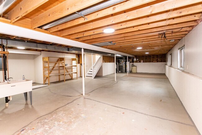 Building Photo - Spacious & Bright Broadmoor Townhome with Covered Deck!