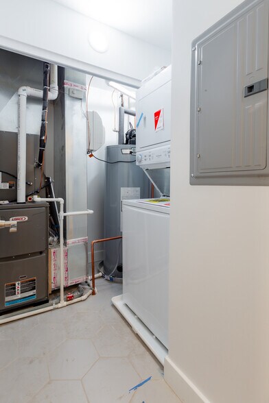 Laundry /Utilities - 6527 N Newgard Ave