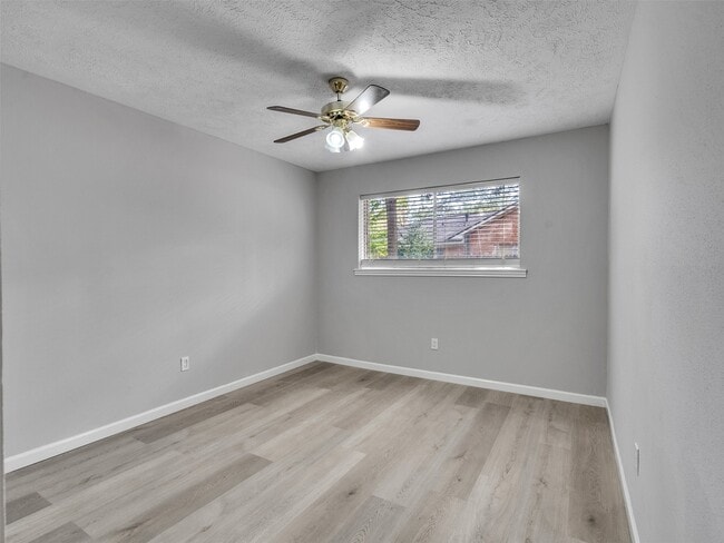 Building Photo - 3202 Lakehaven Dr