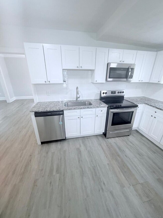 Building Photo - Gorgeous 4 bd, 1.5 bth Cleveland Heights Stunner!