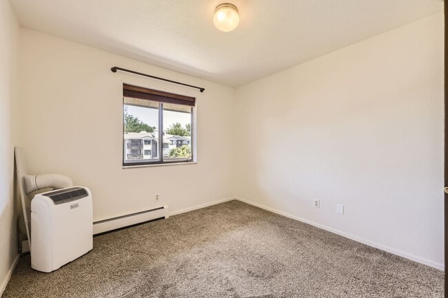 Building Photo - Beautiful remodeled condo with lovely view...