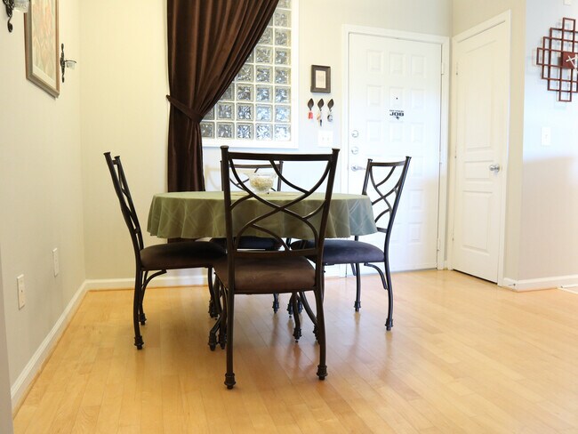 Kitchen table - 10 Perimeter Summit Blvd NE