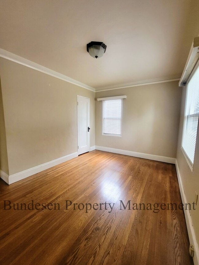 Building Photo - Charming 2 bedroom with vintage appeal