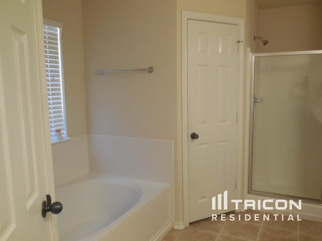 Building Photo - 925 Crowder Dr