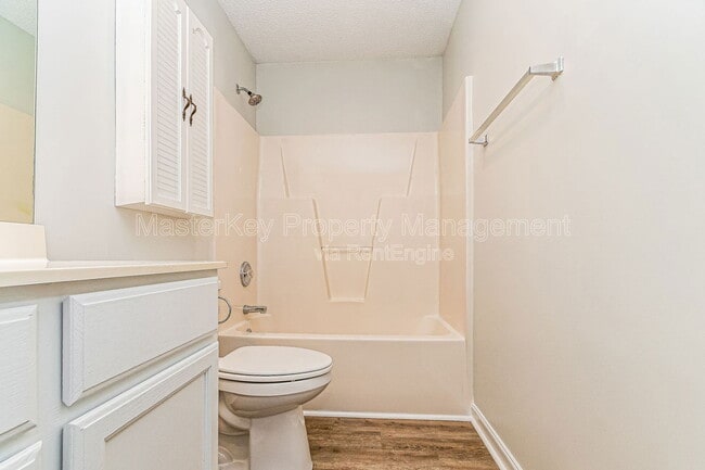 Building Photo - 112 Burt St