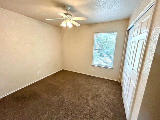 Building Photo - *MOVE IN SPECIAL* Move-In Ready | Washer & Dryer Included + Google Fiber Located Near UTSA!