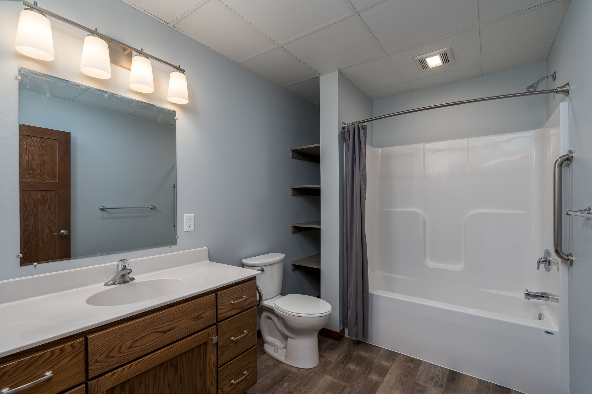 Bathroom - 513 N Riverfront Dr