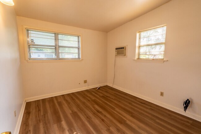 Building Photo - 3 Bed 1 Bath in Tulsa!