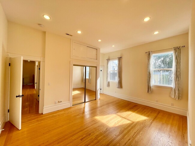 Building Photo - Spacious Top Floor 3BR / 2BA Mission Flat....