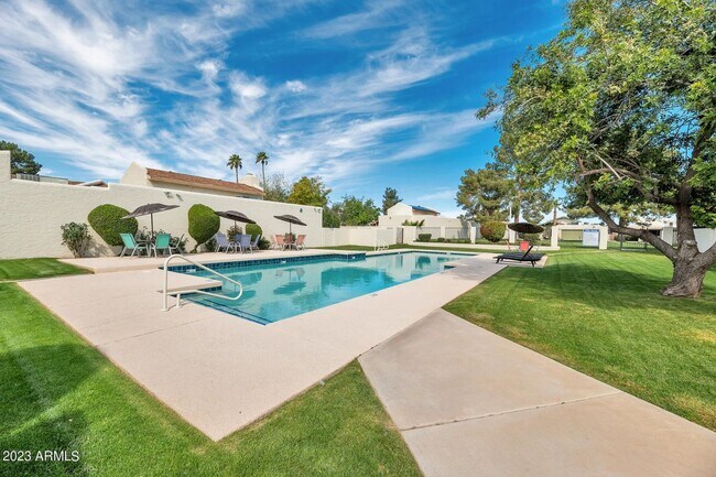 Building Photo - Welcome to your new home in Lake Biltmore Estates!