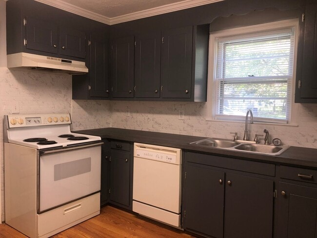 Building Photo - Updated Brick Ranch Conveniently Located