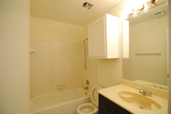 Building Photo - 43 E Park W Dr