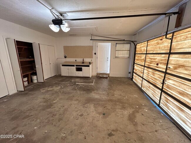 Building Photo - 205 Sunset Ln