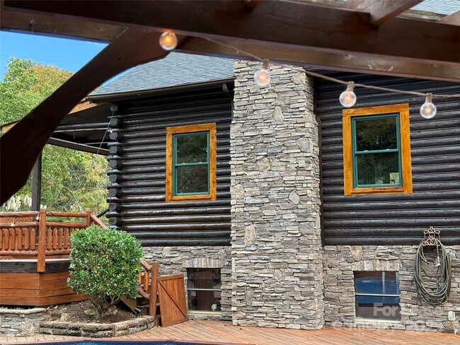 Building Photo - 1011 Lakeshore Dr