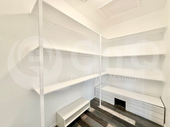 Building Photo - 960 E Chelsea Dr