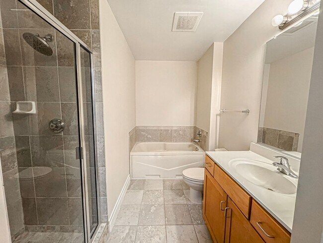 Building Photo - Luxurious 2 Bed 2 Bath Condo In Station Sq...