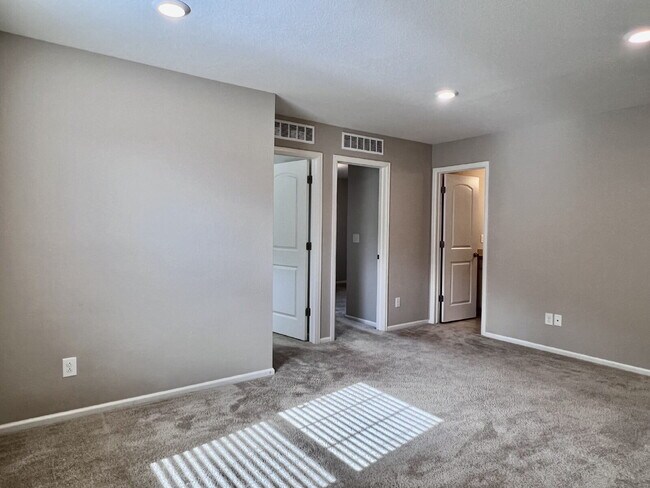 Building Photo - Beautifully Maintained 4BR/3.5BA Townhome with Finished Basement in Prime Aurora Location w/2-Car...