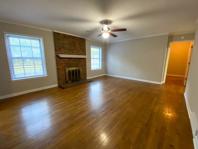 Building Photo - 5 bed, 2 bath home in East Memphis near Qu...