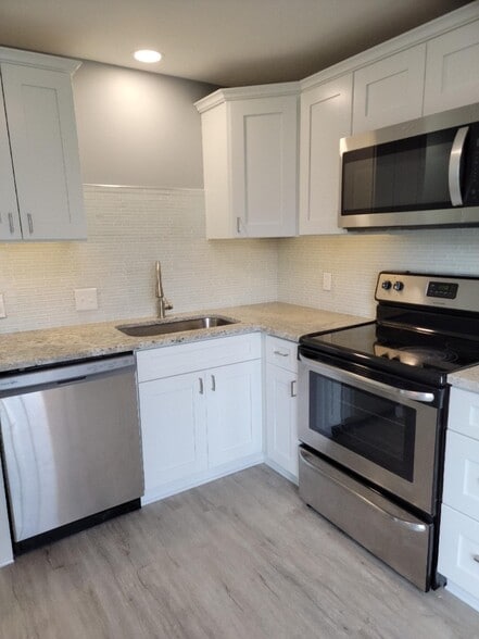 Kitchen - 1435 Roycroft Ave