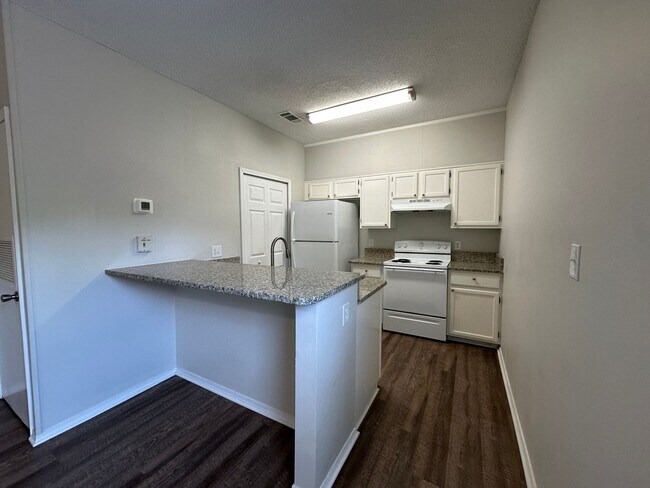 Building Photo - Recently renovated 1 bedroom 1 bath condo for rent in Riverwalk!