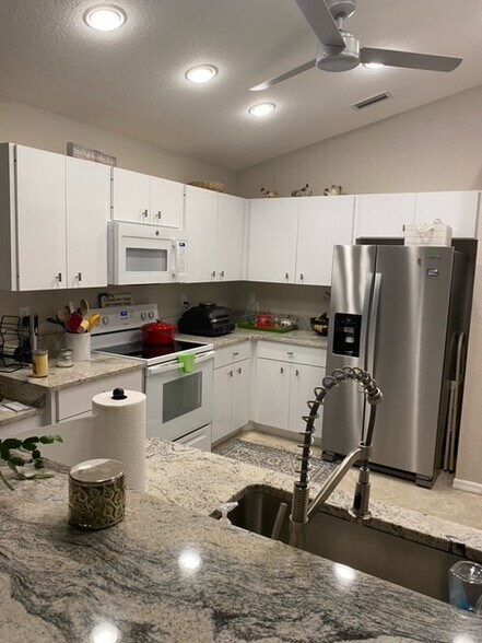 Kitchen - 207 Lewis Cir