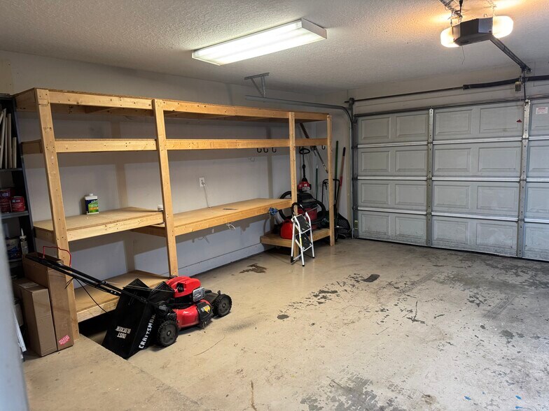 Building Photo - 407 Royal Pines Way