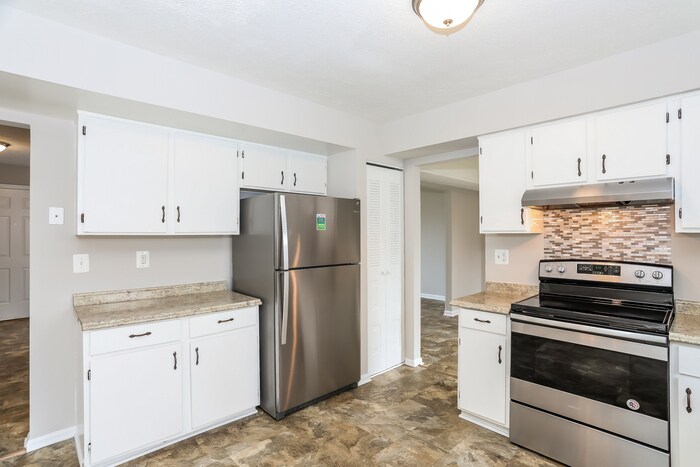 Building Photo - 9408 Seven Courts Dr