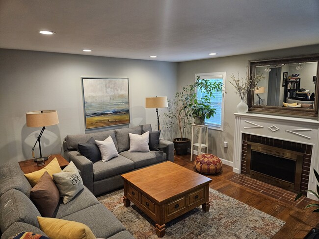 Living room from entry - 5334 44th St