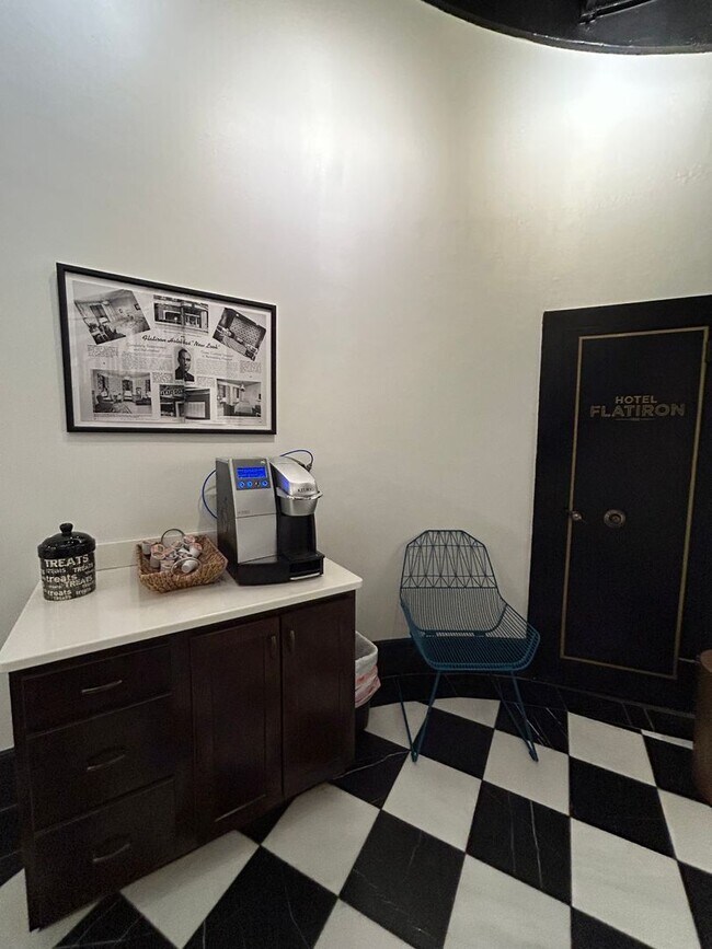 Building Photo - Adorable Studio Apartment in Downtown Omaha