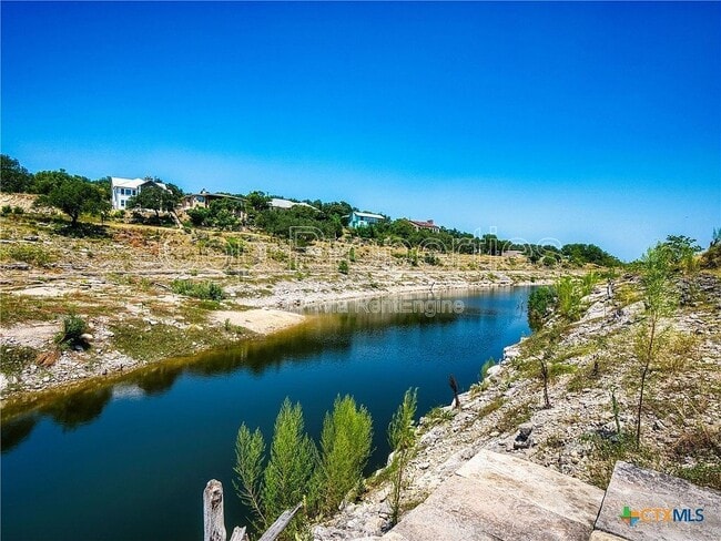 Building Photo - 321 Village View Dr