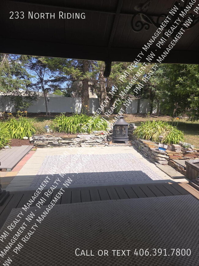 Building Photo - 233 North Riding-