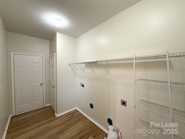 Building Photo - 9402 Darwick St