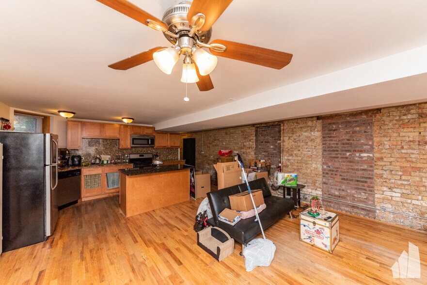 Building Photo - 1533 W Leland Ave