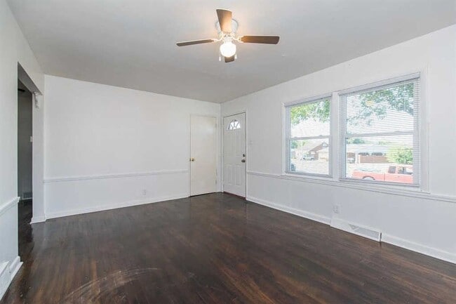 Building Photo - Spacious 4-Bed, 2-Bath Home for Comfortabl...