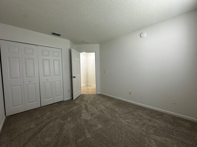 Building Photo - Close to Shopping, Restaurants, Schools & Beach!