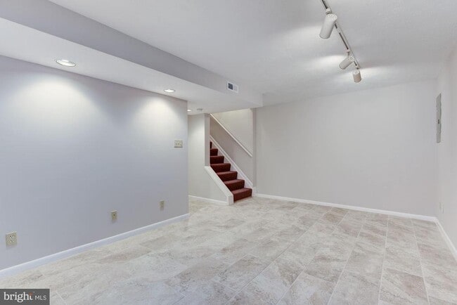 Building Photo - 1605 Oak Spring Way