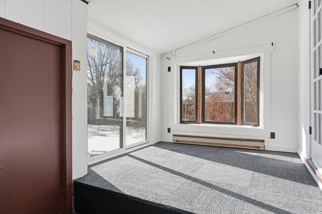 Building Photo - 566 E 10th St