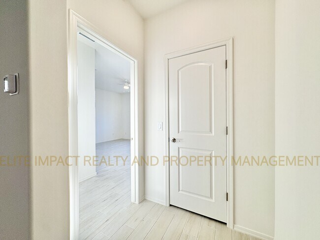 Building Photo - 9365 N Peridot Vis Ave