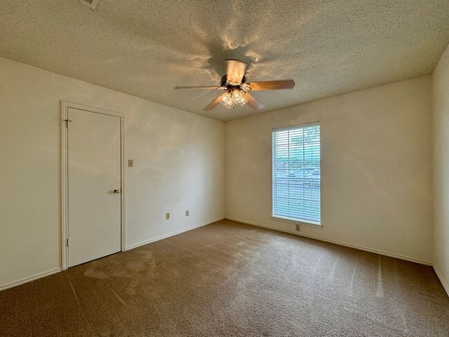 Building Photo - Duplex