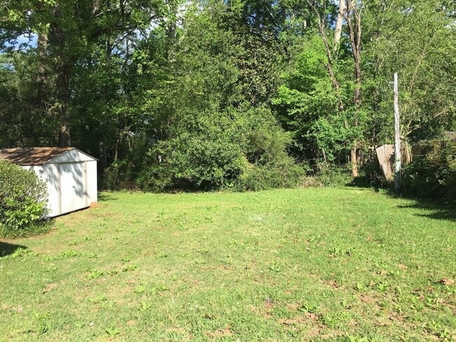 Building Photo - Cute Curb Appeal and fresh updates!
