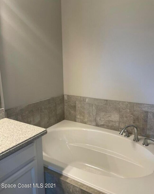 Building Photo - 7883 Loren Cove Dr