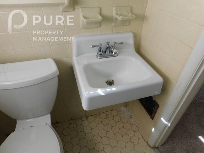 Building Photo - 117 22nd Ave NE