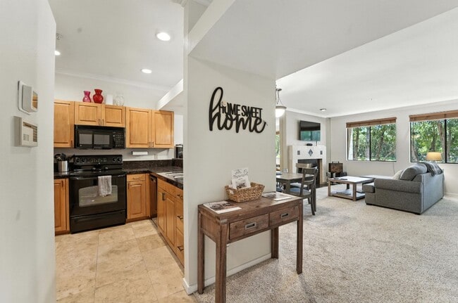Building Photo - Beautiful 2-Bed, 2-Bath Condo in Gainey Ra...